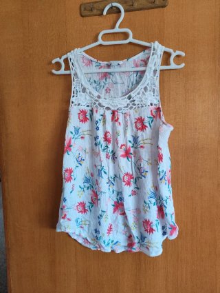 Blusa con detalles de ganchillo
