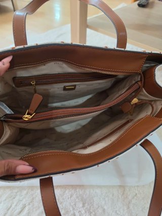 Bolso Guess bordado beige y marrón