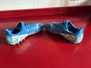 Botas de fútbol Puma azules talla 32,5