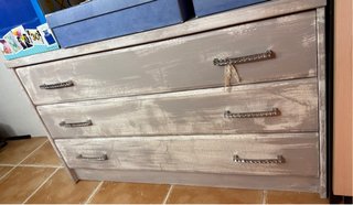 Cajonera de madera gris con 3 cajones.