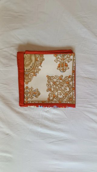 Pañuelo Seda LOEWE "Isabel la Católica". Nuevo.