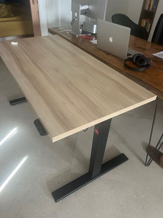 Tavolo rialzabile da ufficio in legno e metallo con USB