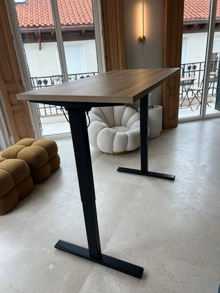 Tavolo rialzabile da ufficio in legno e metallo con USB