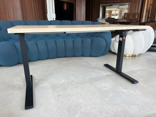 Tavolo rialzabile da ufficio in legno e metallo con USB