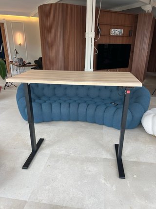 Tavolo rialzabile da ufficio in legno e metallo con USB