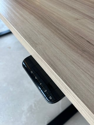 Tavolo rialzabile da ufficio in legno e metallo con USB