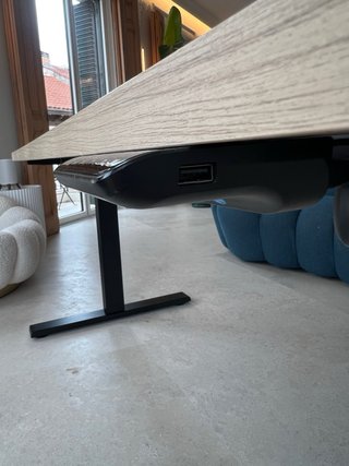 Tavolo rialzabile da ufficio in legno e metallo con USB
