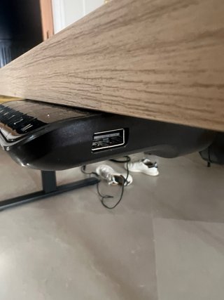 Tavolo rialzabile da ufficio in legno e metallo con USB