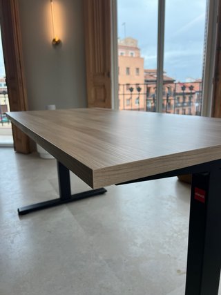 Tavolo rialzabile da ufficio in legno e metallo con USB