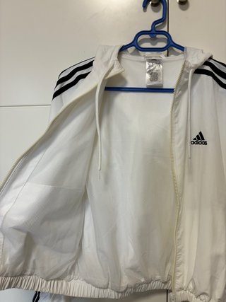 Chaqueta Adidas blanca con rayas. Buen estado
