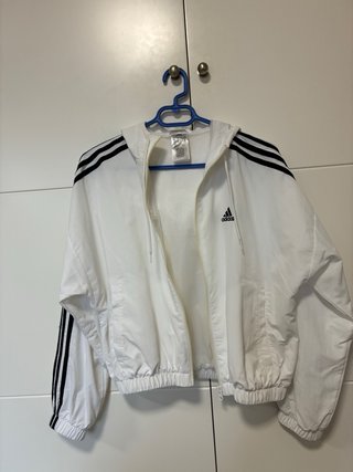 Chaqueta Adidas blanca con rayas. Buen estado