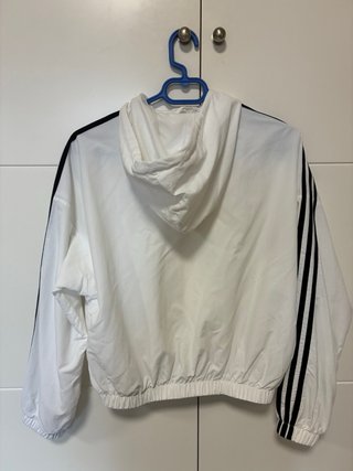 Chaqueta Adidas blanca con rayas. Buen estado
