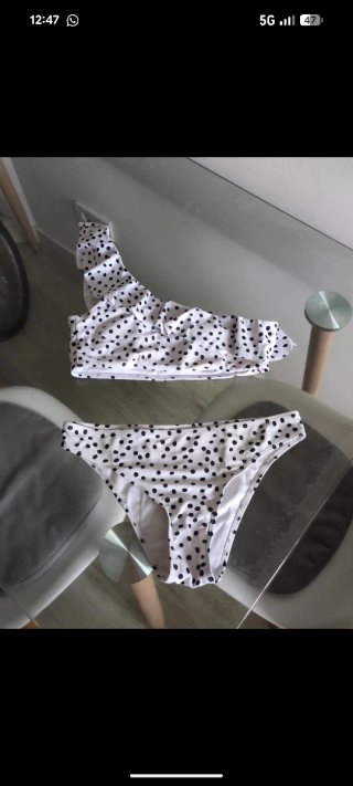 Bikini lunares blanco y negro
