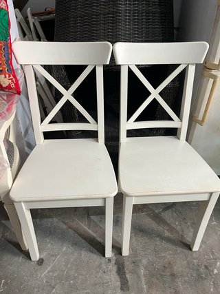 2 sillas madera blancas Buen estado