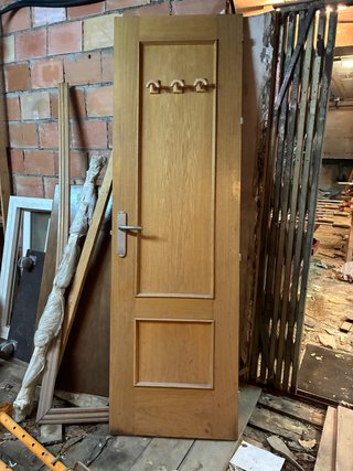 Puerta de Madera con Percheros