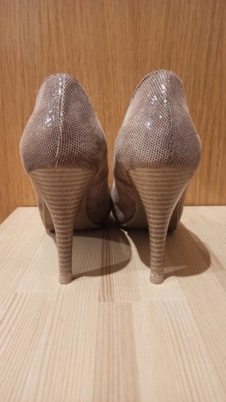 Zapatos de tacón beige con flor