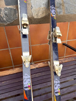 Esquís Rossignol 480 los dos por 10€