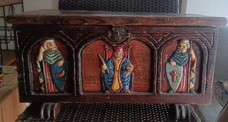 Baúl de madera maciza tallada Moros y cristianos