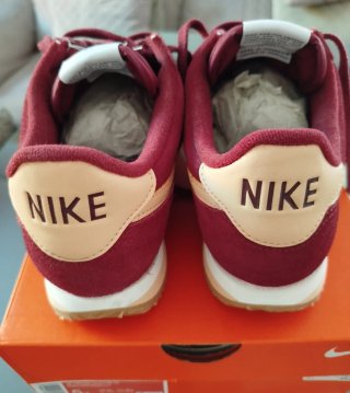 Zapatillas Nike Cortez Rojas y Beige