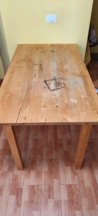 Mesa de comedor de madera
