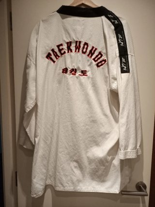 Traje de Taekwondo Daedo Talla 6/190