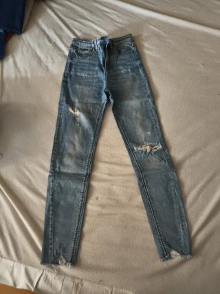 Pantalón vaquero ajustado desgastado