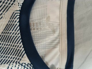 Camiseta azul y blanca