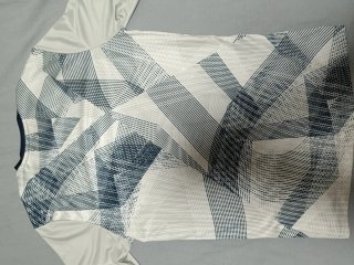 Camiseta azul y blanca