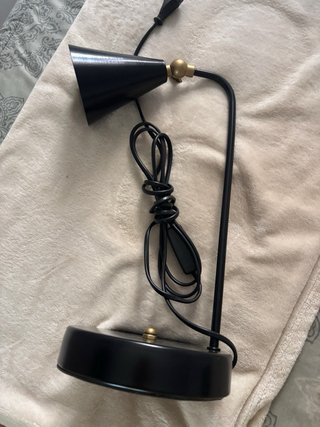Lámpara de mesa negra y dorada