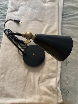 Lámpara de mesa negra y dorada