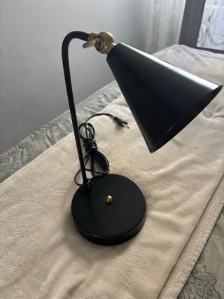 Lámpara de mesa negra y dorada