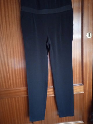 Mono negro de vestir o arreglar elegante