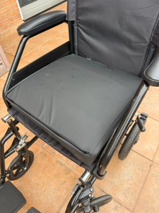 Silla de ruedas TotalCare RP 40 cm con cojín extra