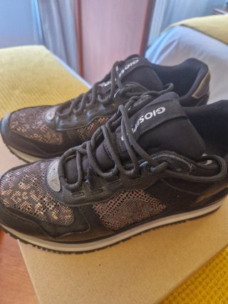Zapatillas Gioseppo Negras y Plateadas