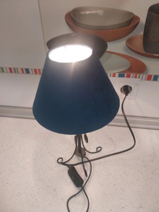 Lámpara de mesa con base de metal