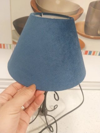 Lámpara de mesa con base de metal