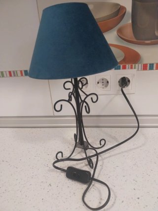 Lámpara de mesa con base de metal