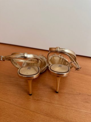 Sandalias cangrejeras Zara doradas