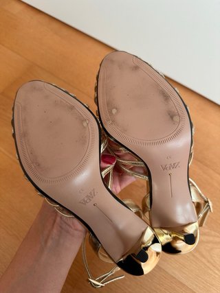 Sandalias cangrejeras Zara doradas