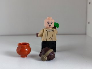 Minifigura LEGO Neville Longbottom con Mandrágora