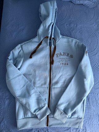 Sudadera azul con cremallera y estampado