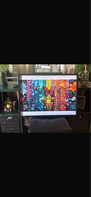 Quadro em acrílico multicolorido com flores e borb