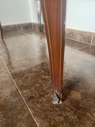 Escritorio de madera con tapa de cuero