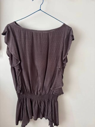 Blusa color berenjena  con volantes