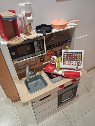 Cocina de juguete de madera con accesorios