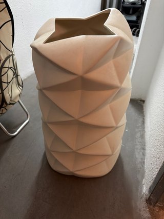 Jarrón de suelo beige