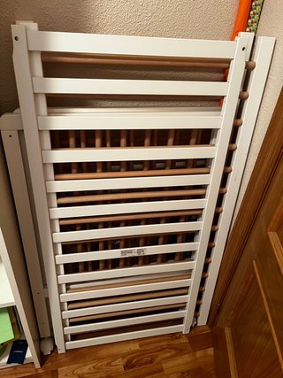 Cuna de madera con ruedas