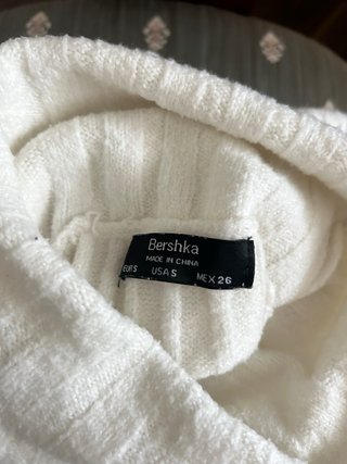 Jersey Bershka cuello alto blanco