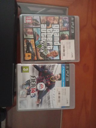 Un play 3 con todo controles y dos juegos