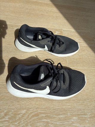 Nike Tanjun Talla 42 Negras
